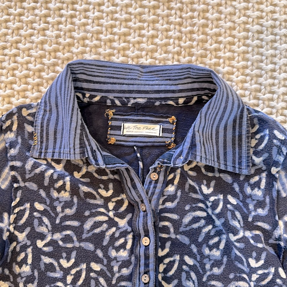We the free retro soft blue henley shirt wore 1x - Picture 2 of 4